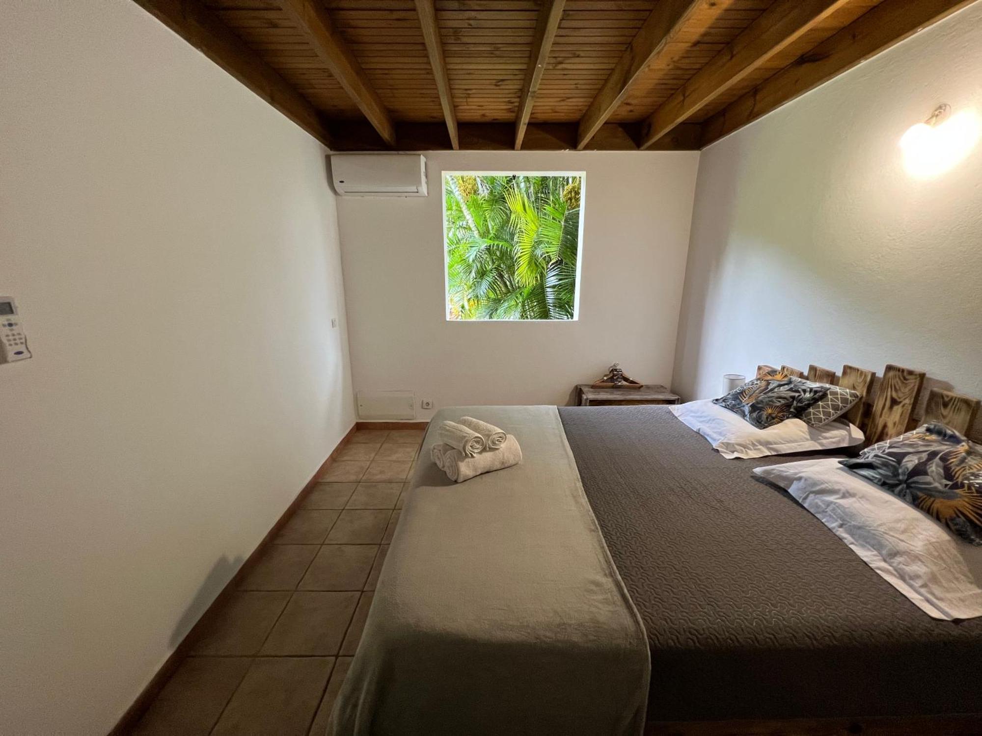 Villa Au Calme Avec Jacuzzi, Villa Le Boursoie Les Abymes Exterior foto